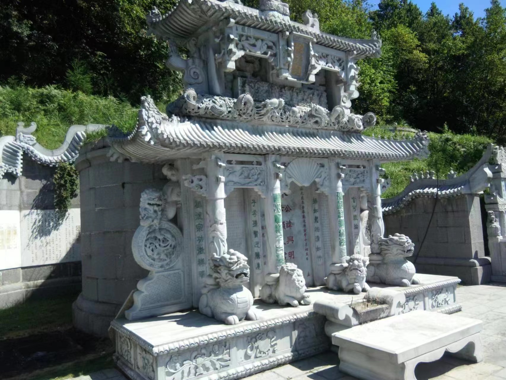 青石墓碑